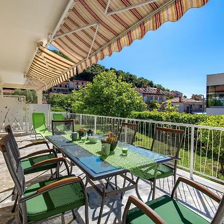 Ferienapartment Mit Terrasse Fuer Sechs Personen *